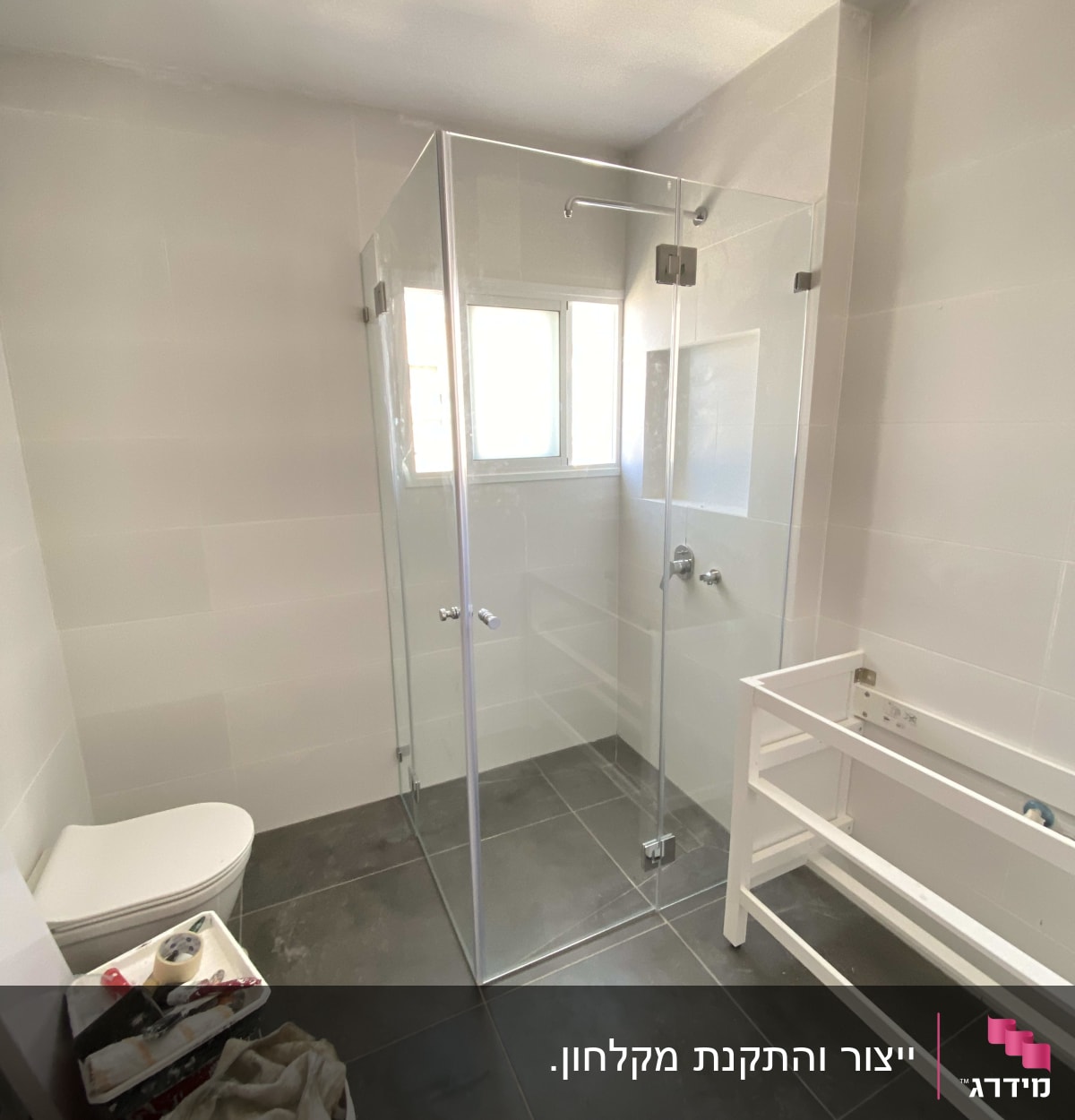 מקלחון זכוכית עם דלתות שקופות בחדר אמבטיה